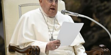 El papa Francisco fue hospitalizado por una bronquitis y canceló su agenda hasta el lunes