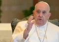 El Vaticano informa que el papa Francisco muestra una leve mejora en su salud