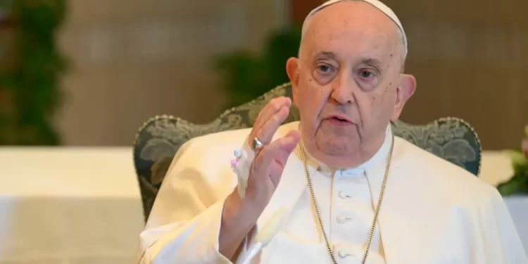 El Vaticano informa que el papa Francisco muestra una leve mejora en su salud