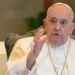 El Vaticano informa que el papa Francisco muestra una leve mejora en su salud