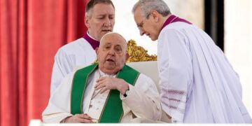 El papa Francisco suspendió la lectura de su homilía por problemas respiratorios