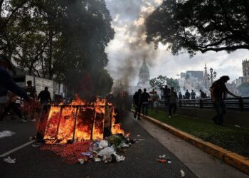 Protestas y disturbios en el Congreso durante la marcha de los jubilados