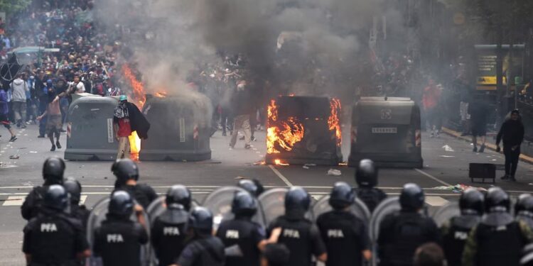 Protestas y disturbios en el Congreso durante la marcha de los jubilados