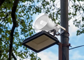 Instalan altavoces en plazas de San Miguel de Tucumán para prevenir actos de vandalismo