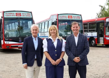 La intendenta Chahla presentó nuevos colectivos de la línea 8