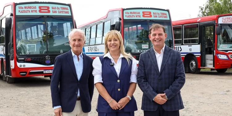 La intendenta Chahla presentó nuevos colectivos de la línea 8