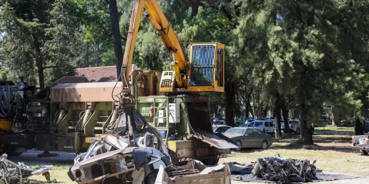 La Municipalidad de San Miguel de Tucumán inicia el proceso de compactación de vehículos en desuso