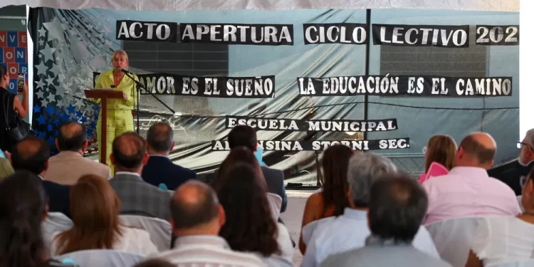 La intendente Chahla inauguró el ciclo lectivo 2025 en las escuelas municipales