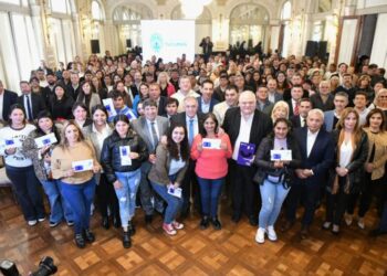 Jaldo entregó nuevas Tarjetas Alimentarias Independencia y duplicó el monto de asistencia