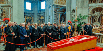 Líderes de más de 130 países rinden homenaje al papa argentino
