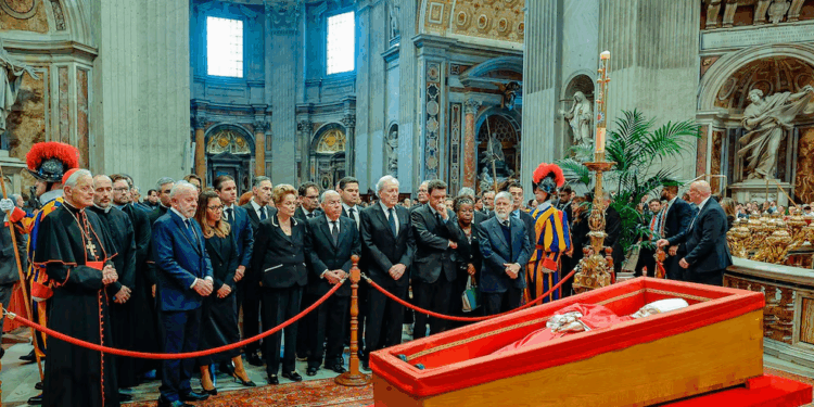Líderes de más de 130 países rinden homenaje al papa argentino