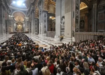 Multitudinaria despedida al papa Francisco: Más de 90.000 fieles pasaron por la Basílica de San Pedro