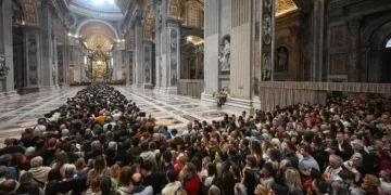 Multitudinaria despedida al papa Francisco: Más de 90.000 fieles pasaron por la Basílica de San Pedro