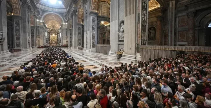 Multitudinaria despedida al papa Francisco: Más de 90.000 fieles pasaron por la Basílica de San Pedro