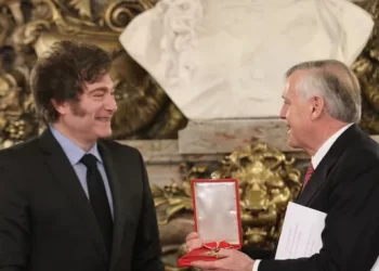 Milei condecoró a Jesús Huerta de Soto en Casa Rosada