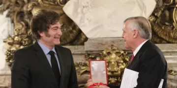 Milei condecoró a Jesús Huerta de Soto en Casa Rosada