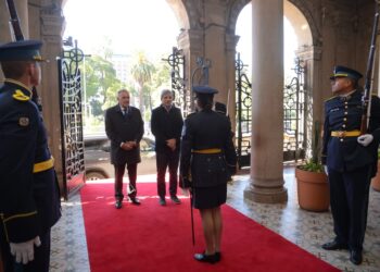 Luis Caputo llegó a Tucumán y fue recibido por el gobernador Jaldo en el aeropuerto