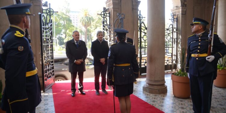 Luis Caputo llegó a Tucumán y fue recibido por el gobernador Jaldo en el aeropuerto