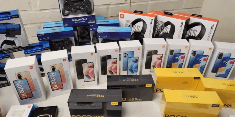 El Gobierno anunció que eliminará aranceles para importar celulares y reducirá impuestos electrónicos