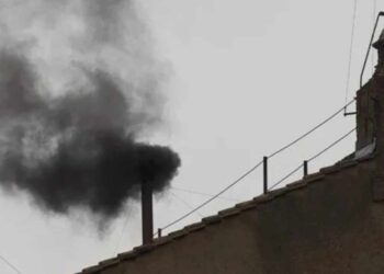 Fumata negra en el Vaticano: No hubo acuerdo en la primera votación para elegir al nuevo Papa