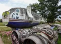 Remodelan un Boeing 737 para convertirlo en un local de esparcimiento único en San Miguel de Tucumán