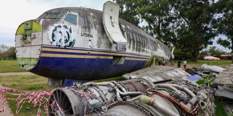 Remodelan un Boeing 737 para convertirlo en un local de esparcimiento único en San Miguel de Tucumán