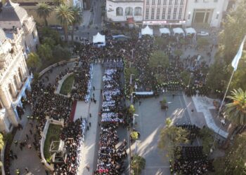 Más de 3.300 alumnos prometieron lealtad a la Bandera en una emotiva ceremonia en Plaza Independencia
