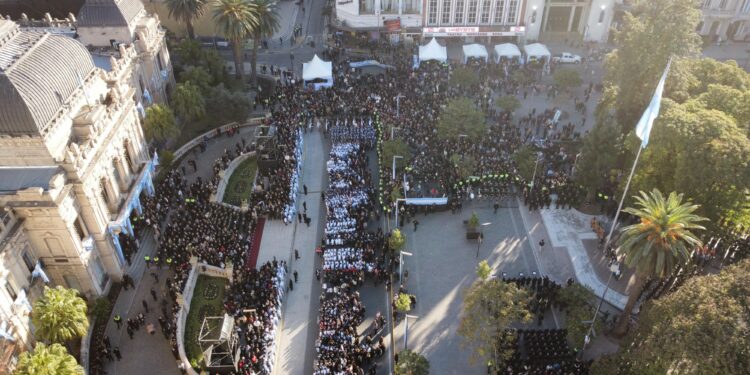 Más de 3.300 alumnos prometieron lealtad a la Bandera en una emotiva ceremonia en Plaza Independencia