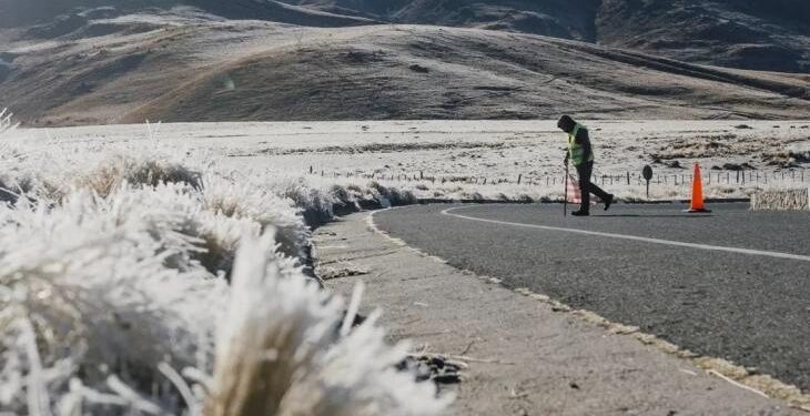 Piden extrema precaución en rutas de montaña por hielo, nieve y obstáculos: La 307 permanece cortada
