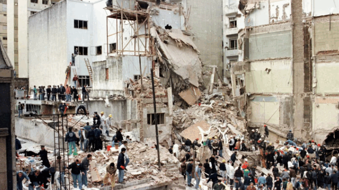 Caso AMIA: La Justicia argentina hará el primer juicio en ausencia a acusados iraníes y libaneses prófugos desde 2006