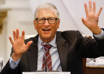 Bill Gates recomienda esperar hasta los 14 años para regalar el primer celular a un hijo