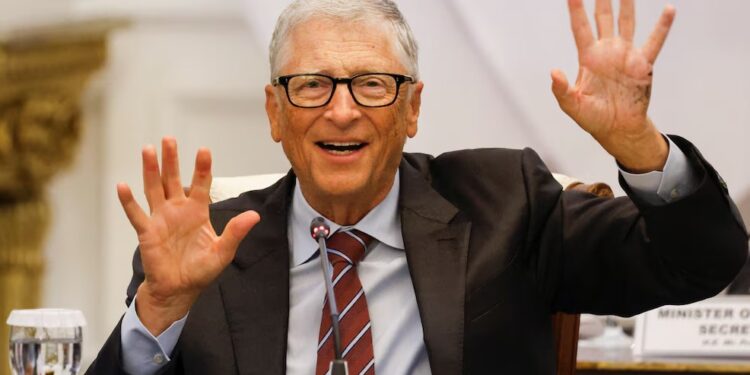 Bill Gates recomienda esperar hasta los 14 años para regalar el primer celular a un hijo