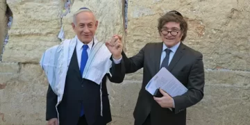 Milei cerró su visita a Israel con un rezo en el Muro de los Lamentos