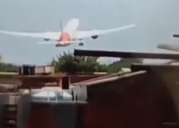 Tragedia aérea en India: Al menos 294 muertos tras el impacto de un avión en una zona residencial