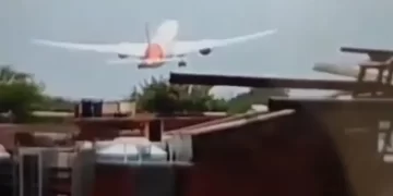 Tragedia aérea en India: Al menos 294 muertos tras el impacto de un avión en una zona residencial
