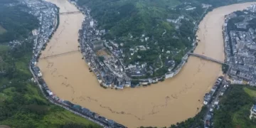 China enfrenta las peores inundaciones en décadas: al menos seis muertos y más de 300 mil afectados por el temporal