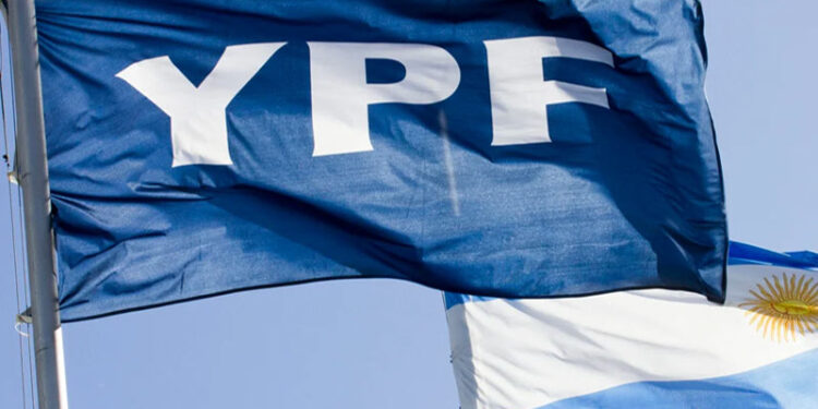 YPF: La Justicia de EE.UU. ordenó a la Argentina entregar el 51% de sus acciones como parte del fallo por la expropiación