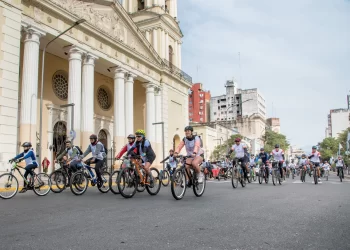 Más de 700 vecinos participaron de una Bicicleteada Solidaria a beneficio del Banco de Alimentos de Tucumán