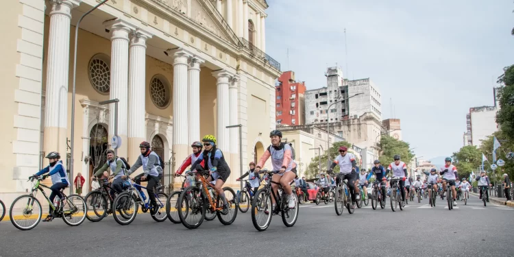 Más de 700 vecinos participaron de una Bicicleteada Solidaria a beneficio del Banco de Alimentos de Tucumán