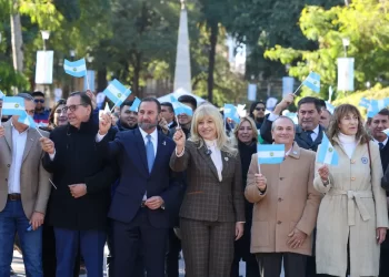 Con chocolate patrio y danzas folclóricas, vecinos homenajearon a Manuel Belgrano en la Plaza de Barrio Sur