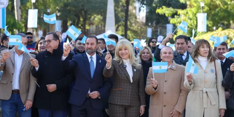 Con chocolate patrio y danzas folclóricas, vecinos homenajearon a Manuel Belgrano en la Plaza de Barrio Sur