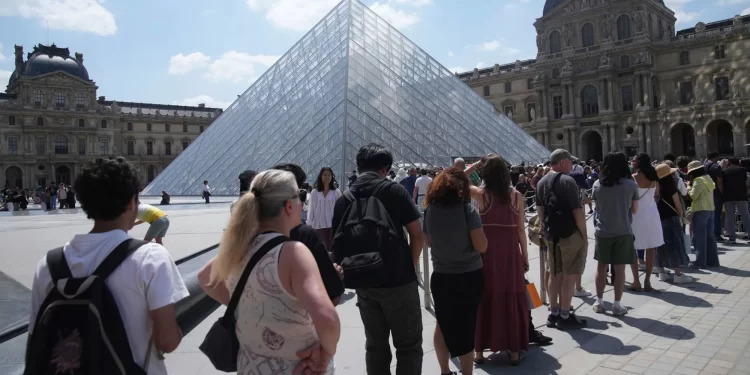 Cierra el Museo Louvre por colapso interno: Trabajadores denuncian condiciones insostenibles y desborde de turistas