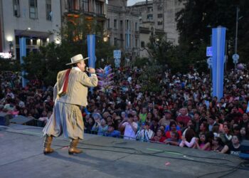 Miles de personas celebran el 9 de Julio en Tucumán con música, emoción en Plaza Independencia