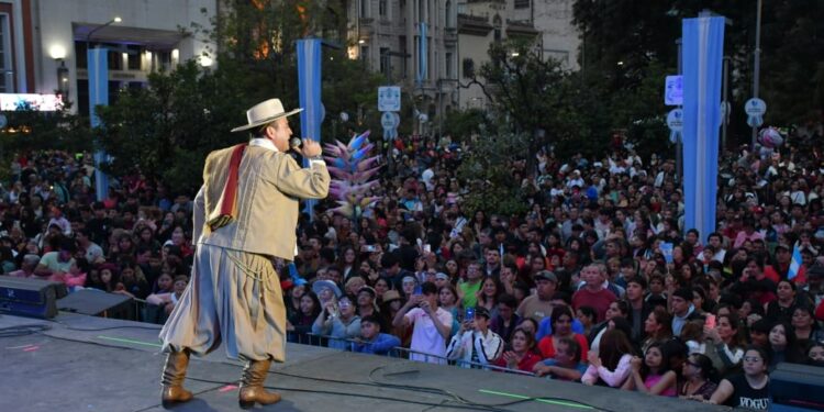 Miles de personas celebran el 9 de Julio en Tucumán con música, emoción en Plaza Independencia