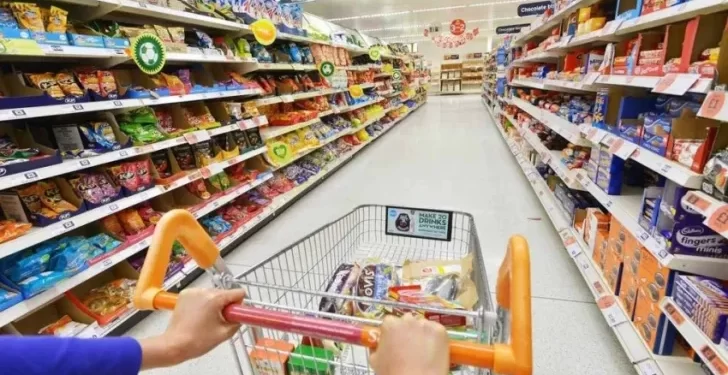 El consumo masivo volvió a caer en junio tras tres meses en alza y expuso una fuerte baja en supermercados y mayoristas