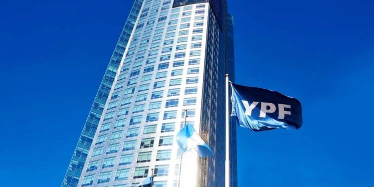 Juicio por YPF: EE.UU. cita a la Argentina a una nueva audiencia y mantiene en suspenso la entrega de acciones