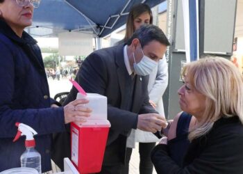 Vacunación: Salud Pública acerca dosis contra gripe, COVID y dengue durante las vacaciones