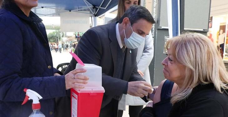 Vacunación: Salud Pública acerca dosis contra gripe, COVID y dengue durante las vacaciones