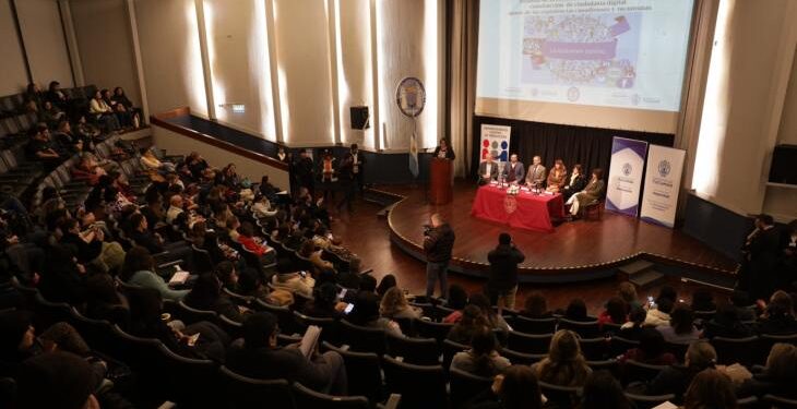 Docentes de Tucumán se capacitan en ciudadanía digital con aportes de experiencias canadienses