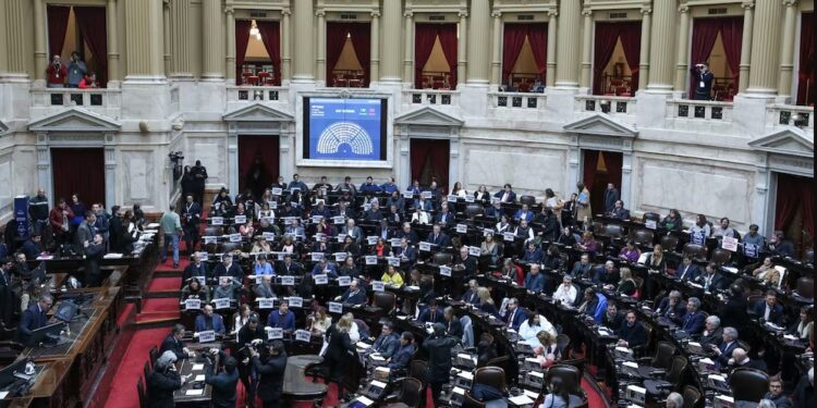 En Diputados la oposición logró avances en universidades y salud, pero la sesión terminó entre insultos y empujones